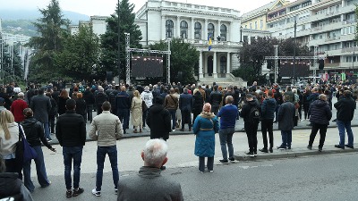  Komemoracija Halidu Bešliću okončana pesmom koju je otpevao Žera iz "Crvene jabuke“(FOTO)
