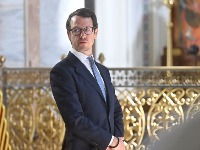 Princ Filip Karađorđević PEČE RAKIJU: Na porodičnom imanju postavio kazan i pokazuje sinu kako se održava tradicija (FOTO) 
