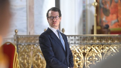 Princ Filip Karađorđević PEČE RAKIJU: Na porodičnom imanju postavio kazan i pokazuje sinu kako se održava tradicija (FOTO) 