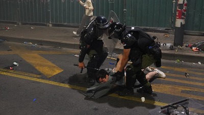 Potresno svedočenje muškarca o dešavanjima na protestu u Novom Sadu: Udaren štitom, onesvešćen, sa slomljenom rukom Potresno svedočenje muškarca o dešavanjima na protestu u Novom Sadu: Udaren štitom, onesvešćen, sa slomljenom rukom