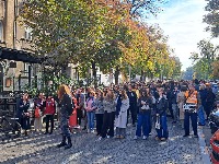 "Peta više nije peta, pola nastavnika nije tu": Sa trotoara đaci gotovo punih nedelju dana brane svoju školu