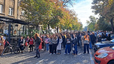 "Peta više nije peta, pola nastavnika nije tu": Sa trotoara đaci gotovo punih nedelju dana brane svoju školu