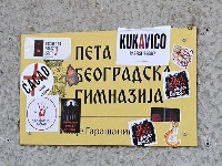 Stanovnici Ćacilenda došli do Pete gimnazije i skinuli transparente, deca bila zaključana u zgradi