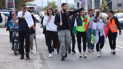 Policija zaustavila kolonu studenata kod Kosjerića, traže da se pretrese kombi koji ih prati
