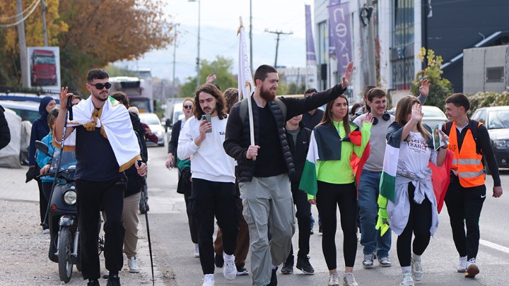 Policija zaustavila kolonu studenata kod Kosjerića, traže da se pretrese kombi koji ih prati