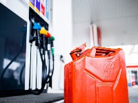 Građani Srbije pune REZERVOARE i BURAD: Vrtoglavo raste nabavna cena goriva