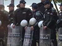 Napeto u Smederevu: Policijski kordon gura građane koji protestuju 