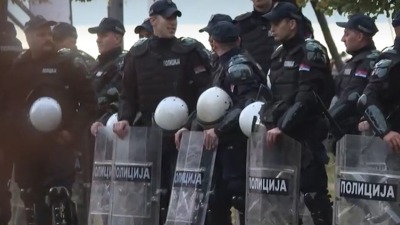 Napeto u Smederevu: Policijski kordon gura građane koji protestuju 