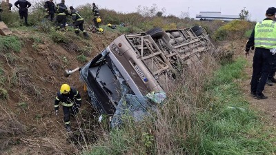 STRAVIČAN bilans prevrtanja autobusa kod Sremske Mitrovice: Dve osobe poginule, 83 povređenih (VIDEO)