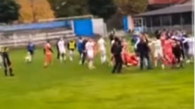 NOVI SKANDAL u srpskom fudbalu: Opšta tuča igrača i navijača, nije se znalo ko koga udara (VIDEO)