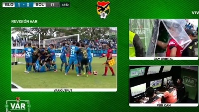 Makljaža fudbalera nasred utakmice: Tukli se pesnicama, šutirali... (VIDEO)