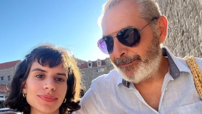 Fotke iz provoda našeg glumca sa 32 godine mlađom suprugom zapalile mreže: Ona u bezobraznoj haljini, on ne skida osmeh (FOTO)