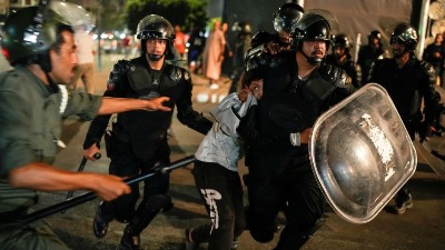 "Stadioni su tu, ali gde su bolnice?": Masovni protesti mladih, policija UBILA demonstrante (FOTO, VIDEO)