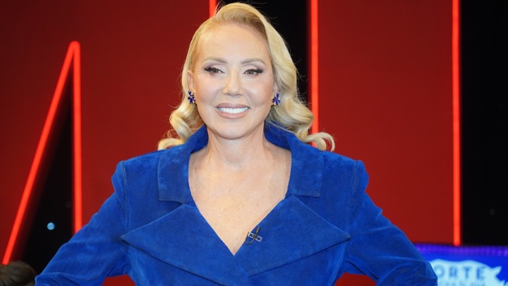 Lepa Brena proslavila 65. rođendan: Podelila fotku iz porodične vile i svi gledaju u DETALJE NA TORTI (FOTO)