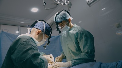 Šok na operacionom stolu: Lekari mu u telu pronašli živo biće koje ga IZGRIZA (FOTO) 