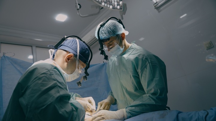 Šok na operacionom stolu: Lekari mu u telu pronašli živo biće koje ga IZGRIZA (FOTO) 