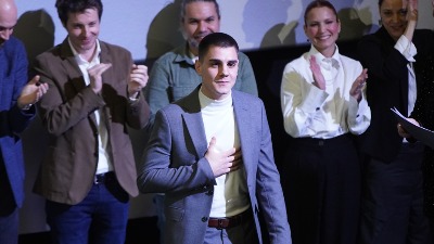 VERIO SE glumac (23) za kojim su odlepile žene zbog uloge u „Sablji“: Zaprosio devojku na jahti (FOTO) 