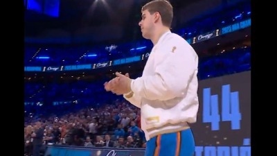 Pobeda za Topića, svlačionica mu se poklonila na retko viđeni način Pobeda za Topića, svlačionica mu se poklonila na retko viđeni način