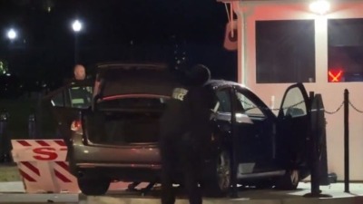 Muškarac uhapšen, zakucao se autom u ogradu Američke tajne službe (VIDEO, FOTO)
