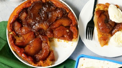 Domaći kolač od jabuka spreman za 10 minuta, a ukus će oduševiti sve Domaći kolač od jabuka spreman za 10 minuta, a ukus će oduševiti sve