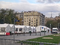 Okupljanje SNS-ovaca u Ćacilendu: Dolaze autobusima da dočekaju Vučića (FOTO)