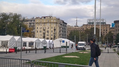 Okupljanje SNS-ovaca u Ćacilendu: Dolaze autobusima da dočekaju Vučića (FOTO)