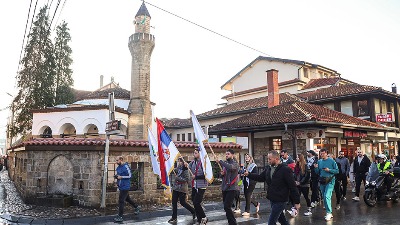 "Oni su uzdrmali Vučića": Asošiejted pres o maršu studenata iz Novog Pazara prema NS