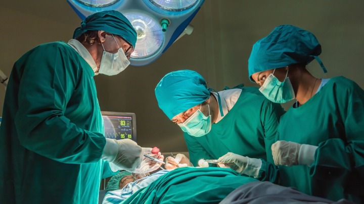 Muškarac (24) došao na hitnu zbog nesnosnih bolova, završio na hitnoj operaciji: A zbog predmeta koji je nađen u rektumu NASTALA JE UZBUNA