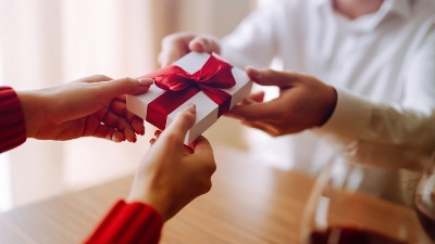 Da li je u redu ZAMENITI POKLON ako ti ne odgovara? Pitanje koje je pokrenulo RASPRAVU na mrežama  Da li je u redu ZAMENITI POKLON ako ti ne odgovara? Pitanje koje je pokrenulo RASPRAVU na mrežama