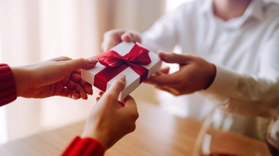 Nikada ne poklanjajte ovu stvar: Veruje se da tako sebi NAVLAČITE BEDU