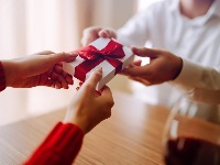 Kako preživeti 8. mart kada ste zaboravili poklon? 5 načina da se izvučete