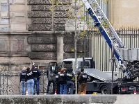 Lopovi iz Luvra završili kao reklama: Iskoristila ih firma čiju su dizalicu koristili za PLJAČKU (FOTO)