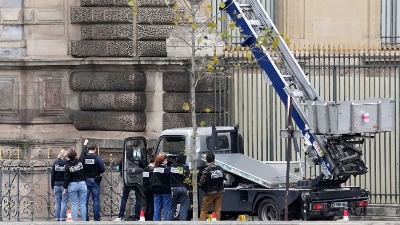 Lopovi iz Luvra završili kao reklama: Iskoristila ih firma čiju su dizalicu koristili za PLJAČKU (FOTO)