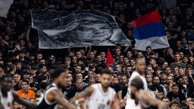 Oglasio se navijač koji je podigao transparent protiv Vučića na utakmici Partizana 