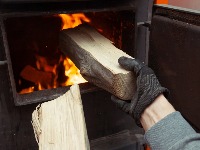 Samo JEDNA vrsta drveta drži toplotu do jutra: Ako nju ubacite u šporet, nećete morati da ložite NOĆU