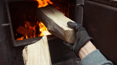 Samo JEDNA vrsta drveta drži toplotu do jutra: Ako nju ubacite u šporet, nećete morati da ložite NOĆU