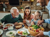 Stari srpski običaj danas zaboravljen, a nekad se izuzetno poštovao: Ovo je važno kada vam GOSTI DOĐU