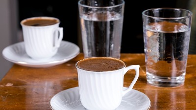 Znate li zašto uz kafu dobijate čašu vode? Nije za piće kao što mislite - NIKADA NE BISTE POGODILI razlog 