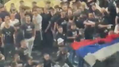 Pojavio se novi snimak tuče "grobara“ u Areni nakon "pumpanja“ i pozdrava za ćacije (VIDEO) Pojavio se novi snimak tuče "grobara“ u Areni nakon "pumpanja“ i pozdrava za ćacije (VIDEO)