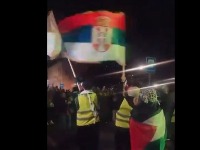 Novopazarski studenti dočekani u Kraljevu uz povike "pumpaj", baklje i konfete (VIDEO)