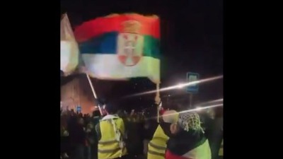 Novopazarski studenti dočekani u Kraljevu uz povike "pumpaj", baklje i konfete (VIDEO)