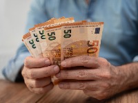 3 znaka ne znaju šta će sa PARAMA do kraja meseca: Zvezde im obećavaju novčanu INFUZIJU 