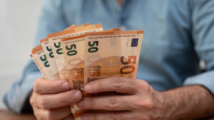 Nikada ne držite novac ovde: 3 MESTA koja JEDU vašu PLATU 