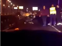 Karambol na Mostu na Adi: Jedno vozilo smrskano, više ljudi povređeno (VIDEO)