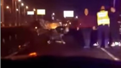 Karambol na Mostu na Adi: Jedno vozilo smrskano, više ljudi povređeno (VIDEO) Karambol na Mostu na Adi: Jedno vozilo smrskano, više ljudi povređeno (VIDEO)