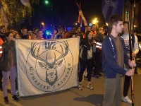 Studenti koji pešače iz Čačka stigli u Kosjerić: Dočekani uz pogaču i so, vatromet i baklje (FOTO)