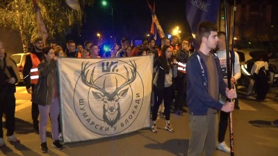 Studenti koji pešače iz Čačka stigli u Kosjerić: Dočekani uz pogaču i so, vatromet i baklje (FOTO) Studenti koji pešače iz Čačka stigli u Kosjerić: Dočekani uz pogaču i so, vatromet i baklje (FOTO)