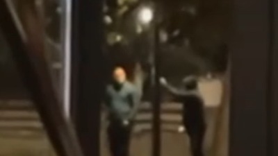 Sramotne scene pred dolazak studenata u Obrenovac: Organizovano cepanje plakata (VIDEO) Sramotne scene pred dolazak studenata u Obrenovac: Organizovano cepanje plakata (VIDEO)
