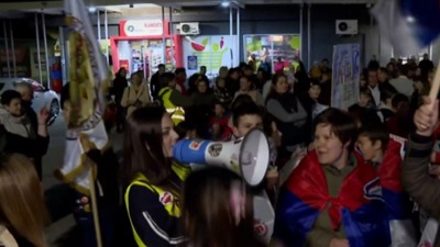 NAPADNUTI studenti i građani u selu Jabuka! Stvari polomljene i pobacane uz niz uvreda (FOTO) NAPADNUTI studenti i građani u selu Jabuka! Stvari polomljene i pobacane uz niz uvreda (FOTO)