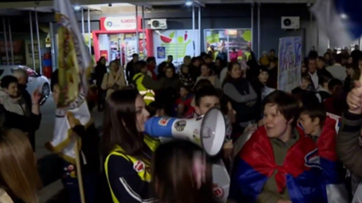 NAPADNUTI studenti i građani u selu Jabuka! Stvari polomljene i pobacane uz niz uvreda (FOTO) NAPADNUTI studenti i građani u selu Jabuka! Stvari polomljene i pobacane uz niz uvreda (FOTO)